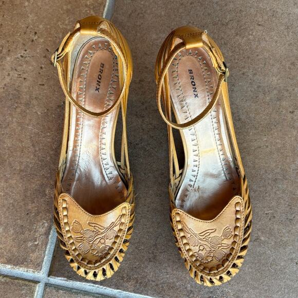 Bronx "Pilar" Huarache Inspired Tooled Leather Ankle Strap Mid-Heels size 7.5 - Picture 5 of 15